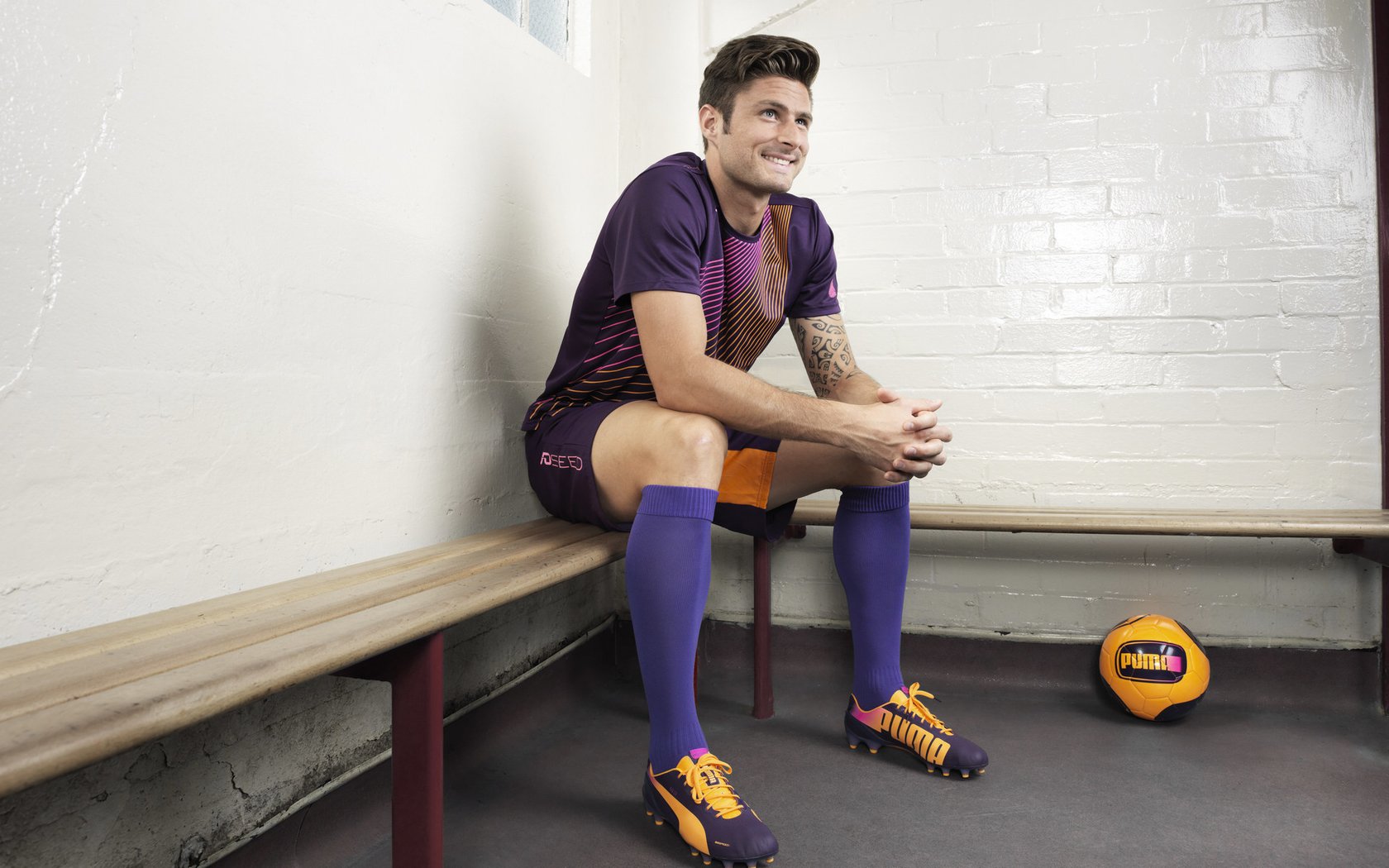 拜仁边中结合，打出连续配合，拜仁边路